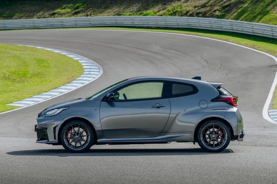 A combinação das plataformas GA B e GA C aumenta a rigidez da carroceria, enquanto a suspensão independente traseira e a direção ajustada por piloto profissional tornam cada movimento mais direto.