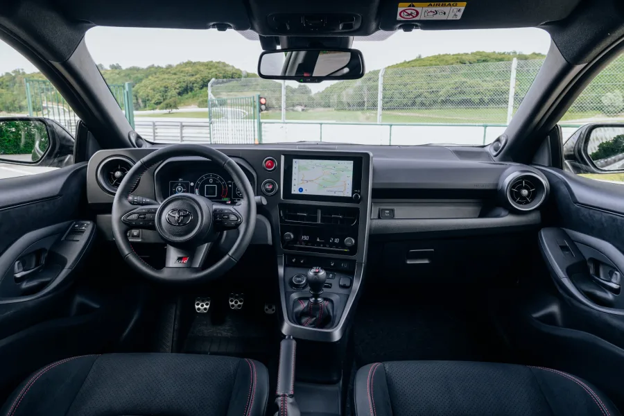 A tração integral GR Four usa três diferenciais e modos variáveis que adaptam a distribuição de torque, permitindo comportamento mais preciso em pista seca, cascalho ou estrada comum.