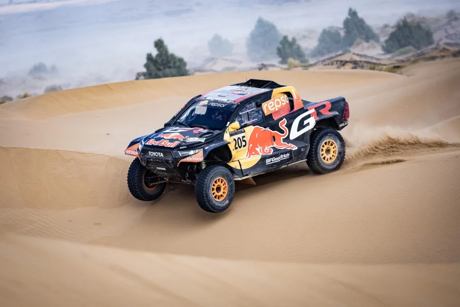 A parceria com a Overdrive Racing intensificou os testes, garantindo rigidez estrutural e ajustes que transformam a picape em um laboratório vivo de durabilidade.