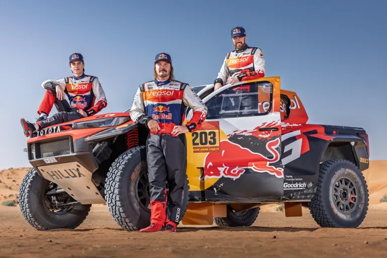 Toyota Hilux Dakar 2026 é o lado cru da marca, sem maquiagem, só resistência pura e rali no deserto com 359 cv