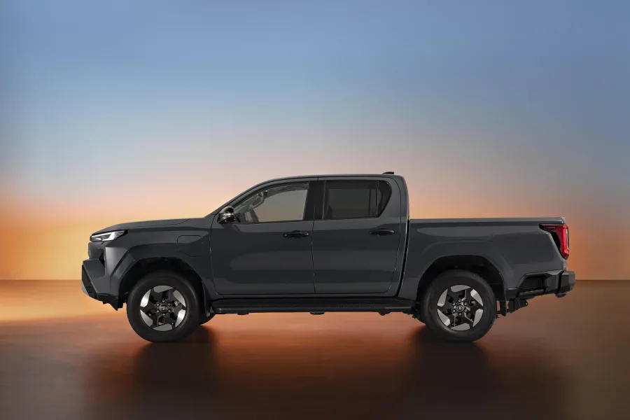 No Brasil, a Toyota ainda não confirma data de chegada, mas a nova Hilux promete seguir líder entre as picapes médias do país.