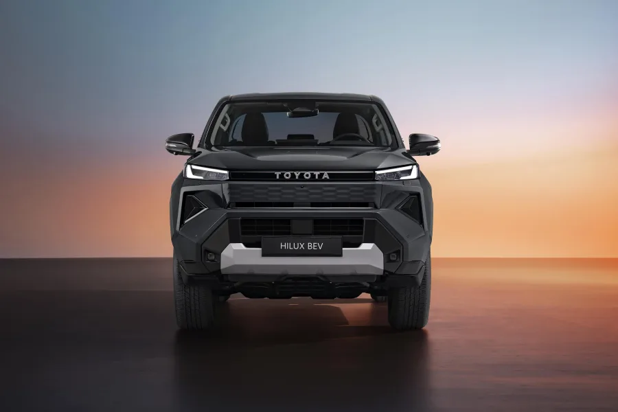 O design renovado traz linhas inspiradas na Tacoma, com grade fechada e detalhes aerodinâmicos que reforçam a modernidade.