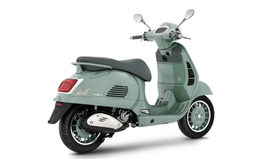 Mecânica moderna por baixo do look retrô. Anda bem, mas não espere a força da NMax. É scooter de vitrine, não de rachar corredor.