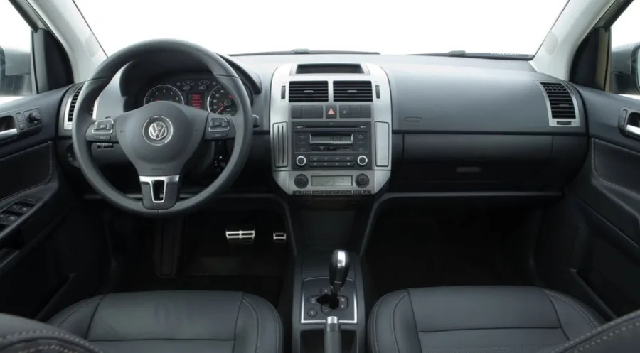 O Polo Sportline 1.6 I-Motion 2013 tem bom desempenho, porta-malas útil e rodar estável, sendo prático e eficiente na cidade e confortável em viagens.