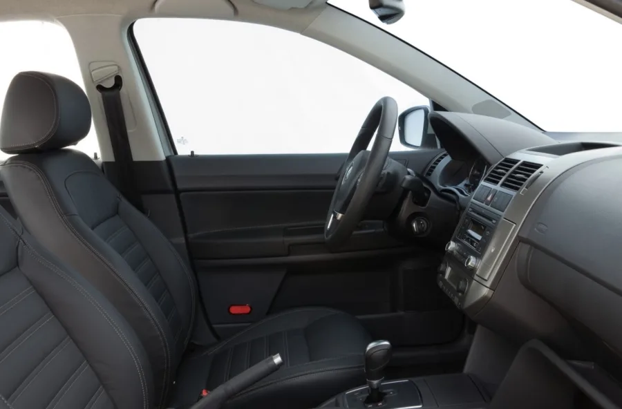 Com espaço para cinco pessoas, 250 litros de porta-malas e ar-condicionado, o Polo oferece conforto, segurança e praticidade para o dia a dia.