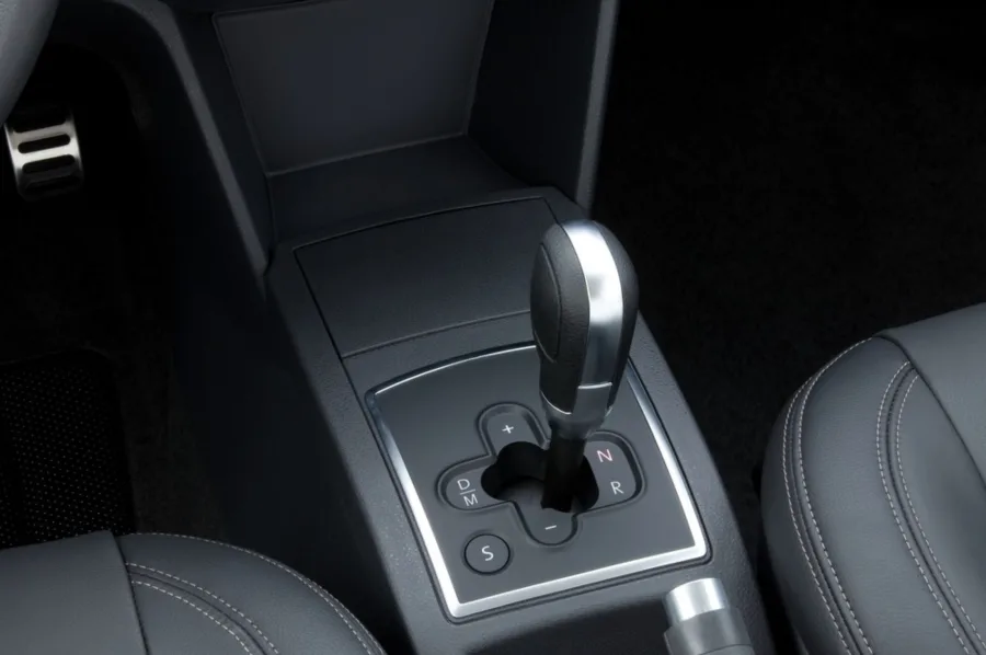 O câmbio I-Motion automatizado de cinco marchas traz conforto no uso diário, mas exige manutenção preventiva para garantir funcionamento suave.