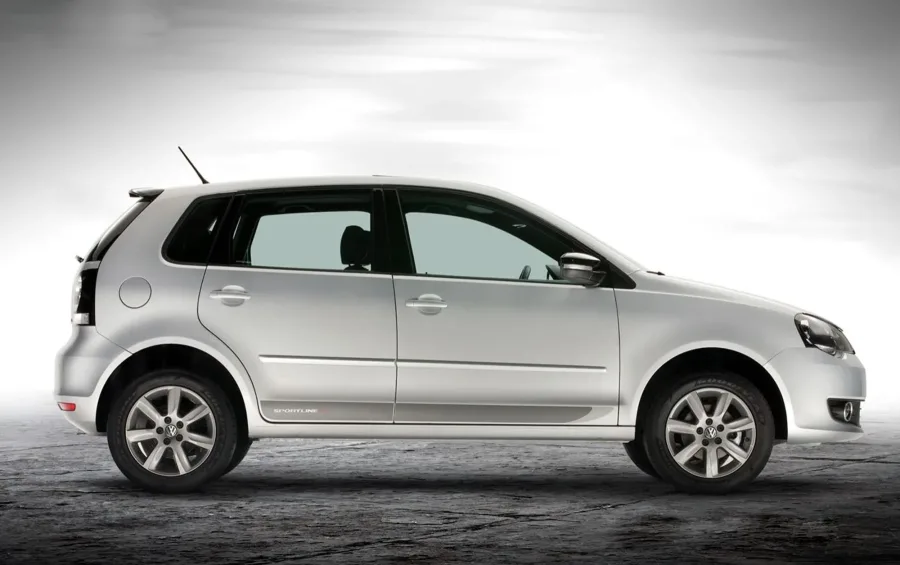 O Polo faz 9,4 km/l na cidade e 12,1 km/l na estrada com gasolina, 6,2 e 8,1 km/l com etanol, garantindo autonomia e baixo custo de rodagem.