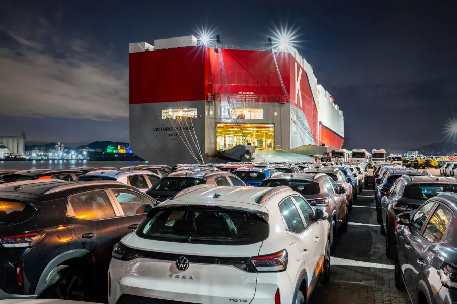 Com aumento de 37% nas exportações e liderança em vendas, a Volkswagen celebra o sucesso global do Tera, resultado da integração entre engenharia e logística nacional.