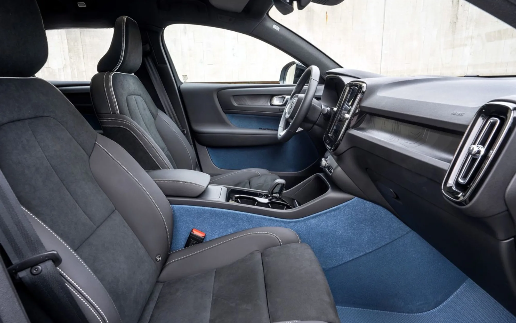 O motor elétrico traseiro gera 238 cv e torque de 42,8 kgfm, acelerando de 0 a 100 km/h em 7,4 s. Tem dirigibilidade leve e respostas rápidas, perfeito para uso urbano.