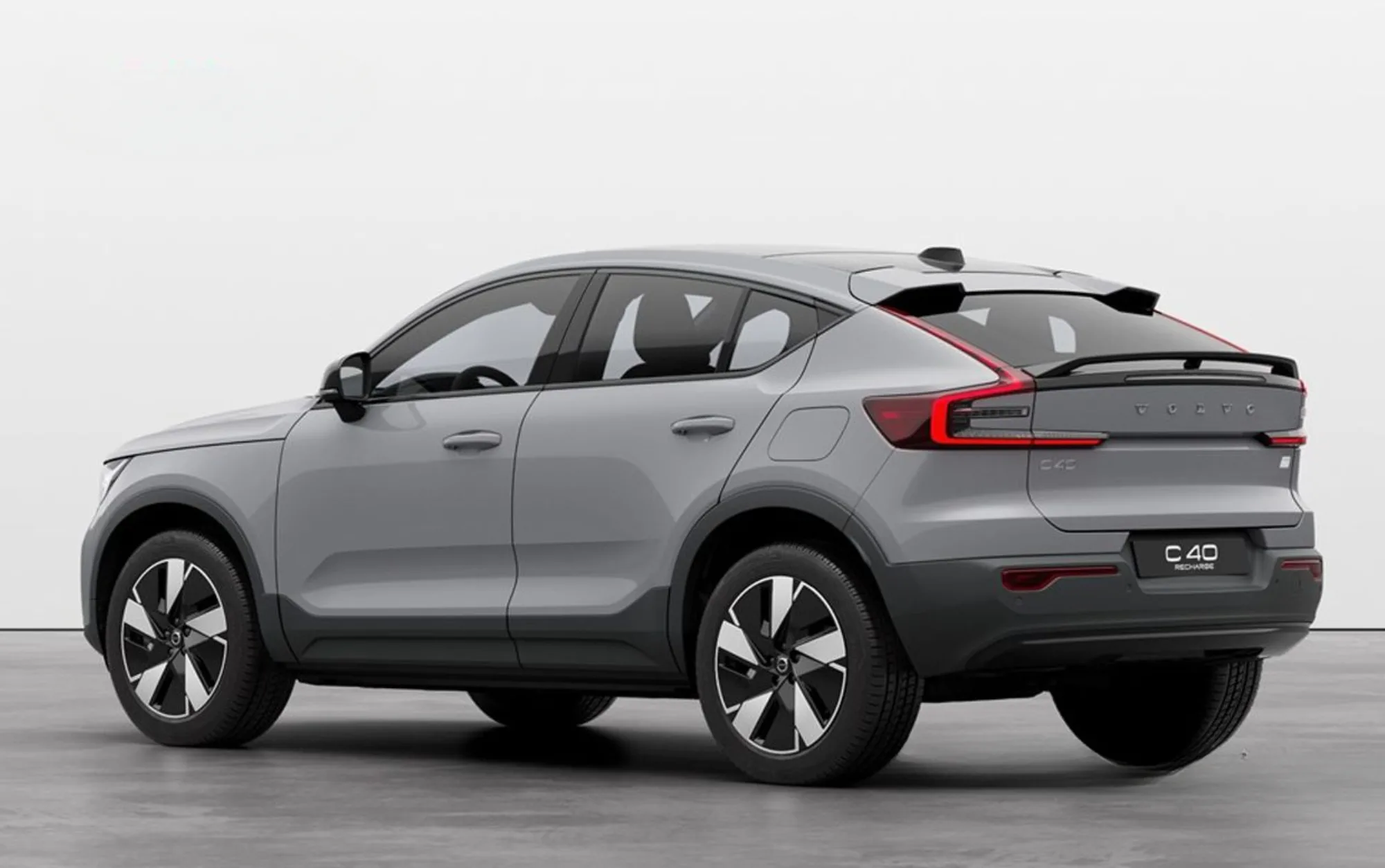 O EC40 Plus 2026 é prático no dia a dia, ideal para quem vive na cidade e faz viagens curtas. O desempenho é forte, mas o espaço traseiro e o peso de 2.045 kg limitam um pouco a agilidade.