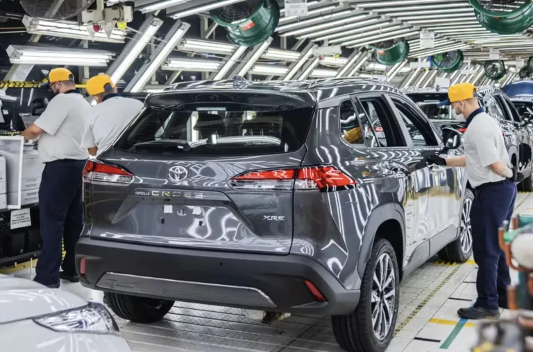Toyota Corolla e Corolla Cross 2025 voltam a ser produzidos no Brasil após paralisação nas fábricas da marca