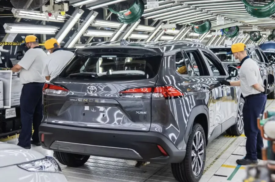 Toyota Corolla e Corolla Cross 2025 voltam a ser produzidos no Brasil após paralisação nas fábricas da marca