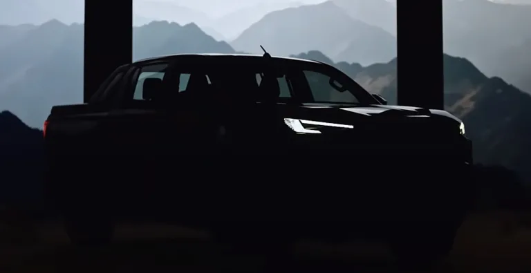 Hilux 2026 estreia em novembro com visual inédito e motor híbrido leve