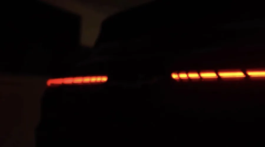 A base é a mesma do Onix hatch, mas o SUV ganha balanço traseiro alongado e mais espaço no porta-malas, inspirado no Equinox EV e pensado para o uso familiar.