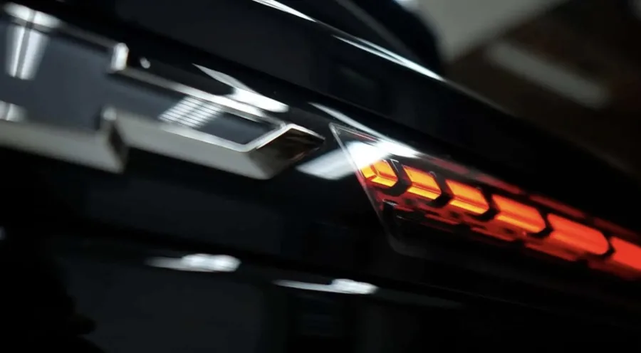 O novo SUV do Chevrolet Onix foi mostrado quase sem disfarces. A imagem revela lanternas de LED e logotipo preto, marcando o início de uma nova fase para o modelo.