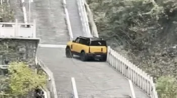 Chery vai ter que pagar escadaria antiga depois de bater feio tentando copiar o viral da Range Rover