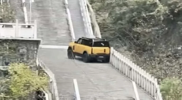 Chery vai ter que pagar escadaria antiga depois de bater feio tentando copiar o viral da Range Rover