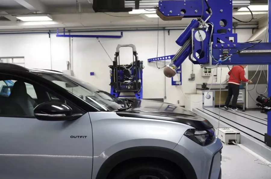 Na prática, esse processo melhora a vida do motorista. O Tera reage melhor em chuva, identifica obstáculos com mais precisão e entrega segurança que não depende só da habilidade do condutor.