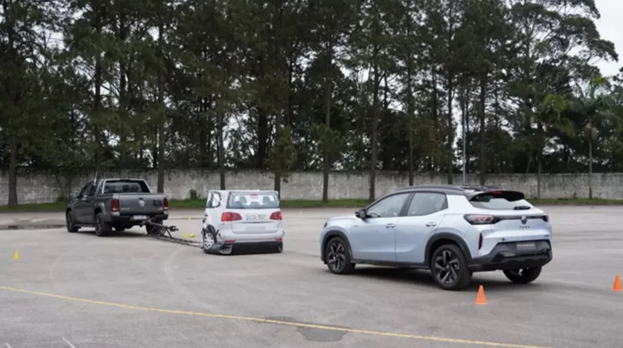 O ponto alto está na frenagem automática conduzida por robôs. Sem variação humana, a precisão permite calibrar o Tera para reagir rápido em cenários reais e evitar colisões de verdade.