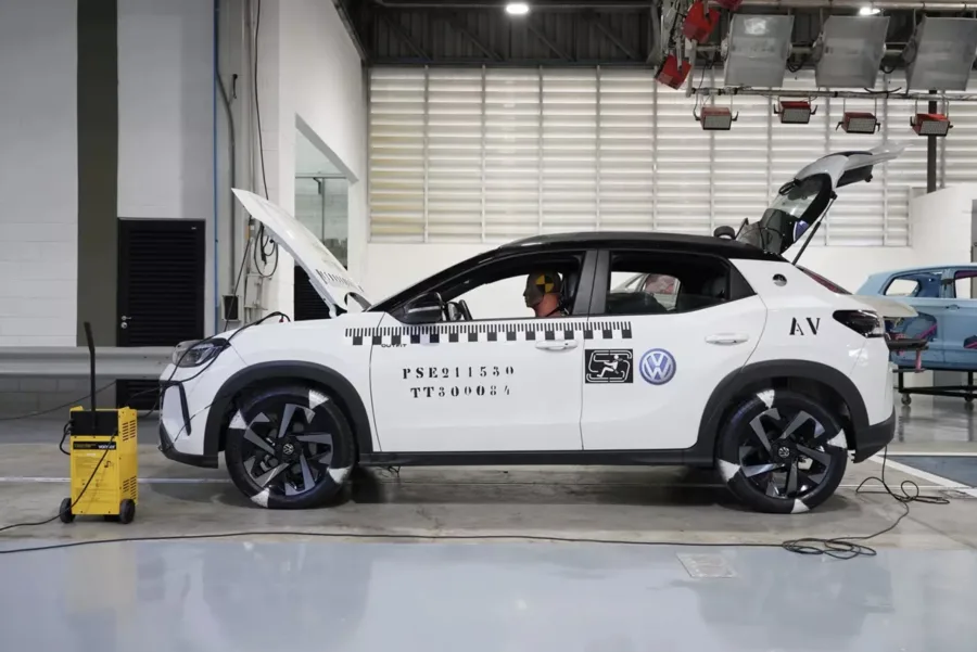 A Volkswagen abriu seus laboratórios e mostrou como o Tera chega a cinco estrelas. A marca revelou testes reais, falhas controladas e escolhas técnicas que afetam o consumidor direto.