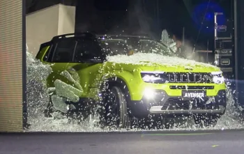 Jeep Avenger 2026: VÍDEO mostra momento em que lançamento quebra vidraça no Salão do Automóvel