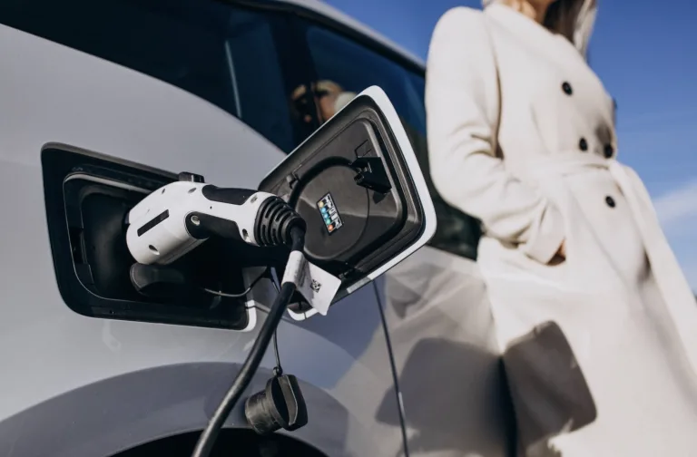 Carros elétricos no Brasil: avanço das vendas, domínio da BYD e novas tensões do mercado