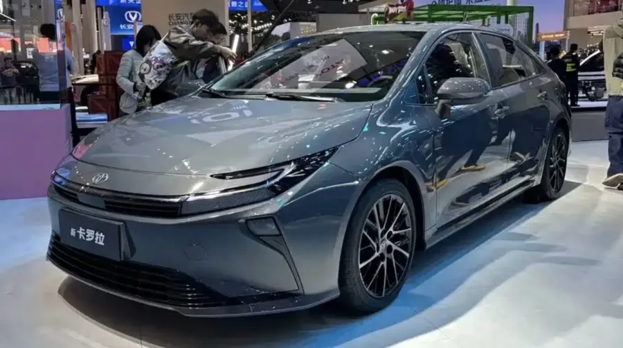 A mecânica mantém o que já conhecemos: motor híbrido 1.8 de 98 cv com dois motores elétricos ou o 2.0 aspirado de 171 cv na versão a combustão.