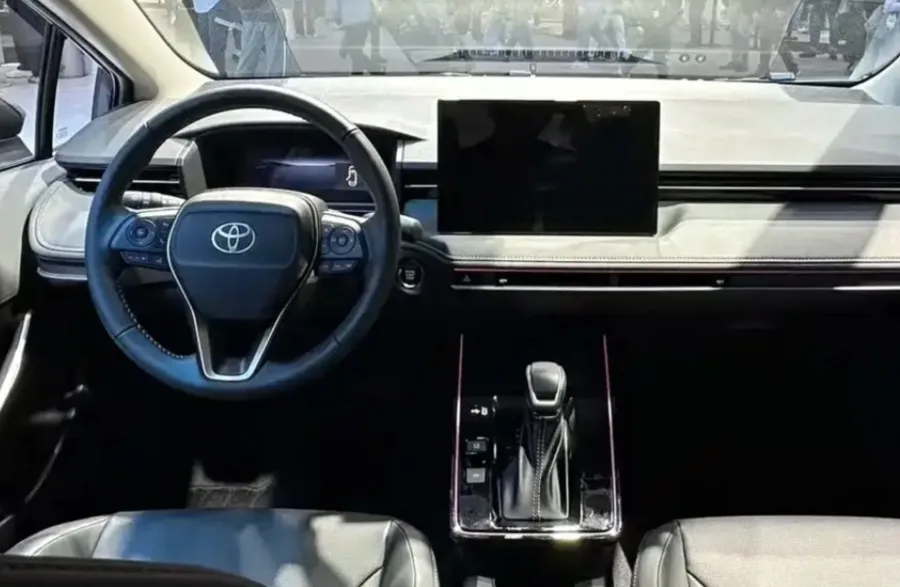 A cabine também mudou de patamar com painel digital de 8,8 polegadas, multimídia de 12,9 polegadas e opções de personalização que incluem rodas de 16 ou 17 polegadas e teto solar.