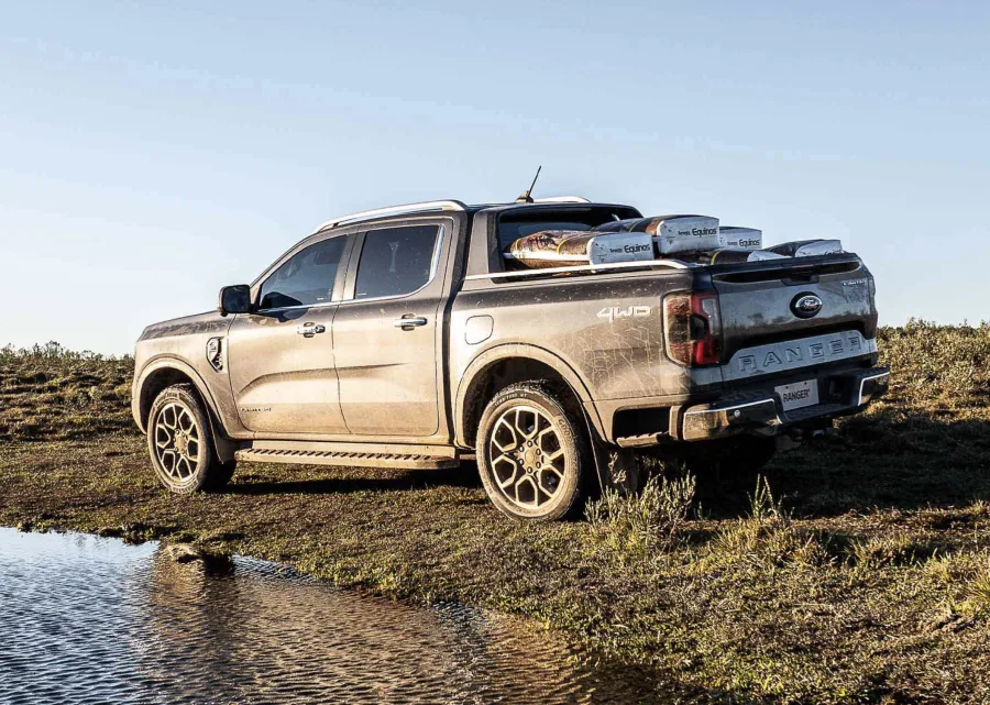 A Ranger 2026 estreia ajustes discretos no visual, trocando cromados por peças pretas e reforçando a identidade robusta da picape sem alterar seu estilo principal.