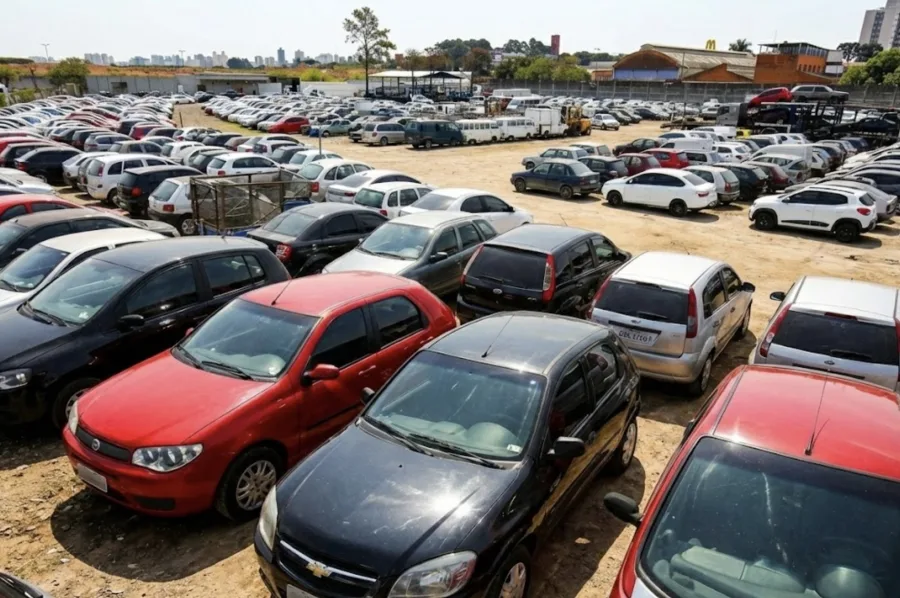 O leilão do Detran SP reúne 85 veículos recolhidos e chama atenção pelos valores mínimos, com motos a partir de R$ 600 e carros iniciando em R$ 1.250 na disputa online.