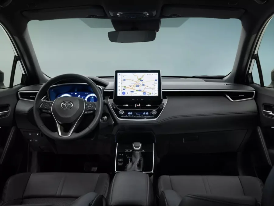 A Toyota exibiu o sistema PHEV flex no Prius durante a Fenasucro e Agrocana 2025 indicando que o mesmo conjunto deve equipar o SUV nacional ampliando desempenho e eficiência.