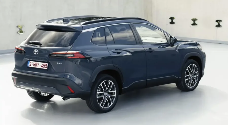 A novidade mais técnica é a chegada da versão híbrida plug in que, no exterior, combina motor 2.0 de 152 cv com motor elétrico de 163 cv entregando 223 cv de potência combinada.