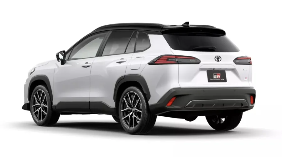 A traseira acompanha a mesma linha do exterior com lanternas revisadas e assinatura visual atualizada em um pacote que muda o suficiente para manter o modelo moderno.