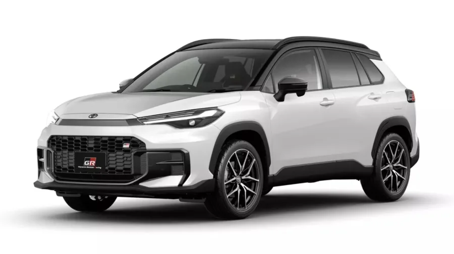 O GR Sport recebe o conjunto mais profundo de alterações com para choque redesenhado, grade em colmeia, apliques escurecidos e visual alinhado ao padrão oferecido em outros mercados.