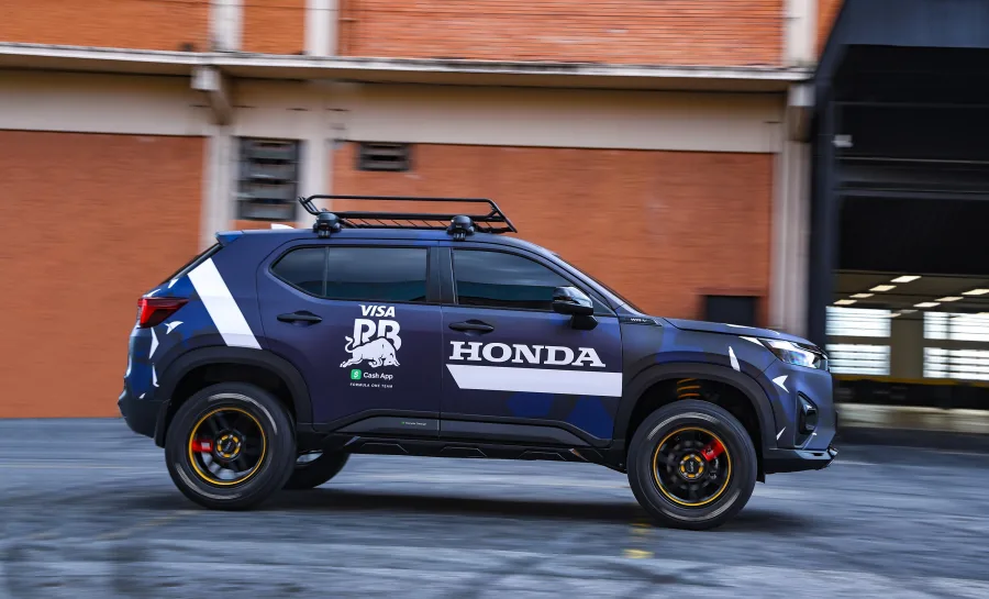 O SUV compacto recebeu pintura azul e vermelha da Red Bull, rodas aro 17 e rack de teto, combinando estilo esportivo e espírito aventureiro.