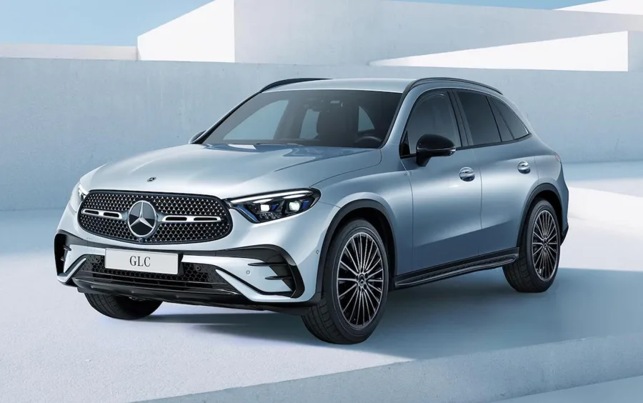 O GLC 300 2026 é a opção equilibrada e confortável, enquanto o GLC 43 AMG foca em performance esportiva com o mesmo luxo e tecnologia da marca.
