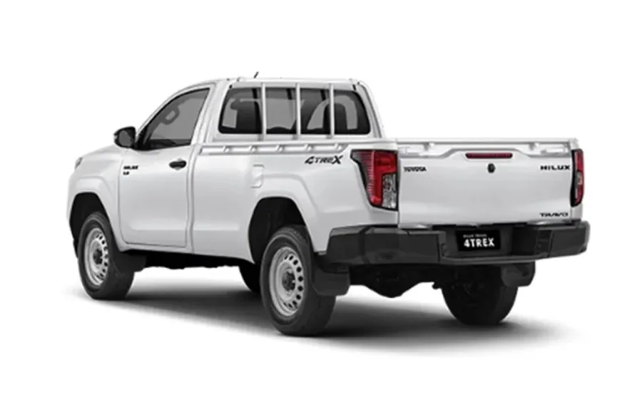 A nova geração da Hilux 2026 aparece sem luxo, com cabine simples, rodas de aço e motor a combustão, mostrando que a Toyota ainda aposta em robustez e praticidade.