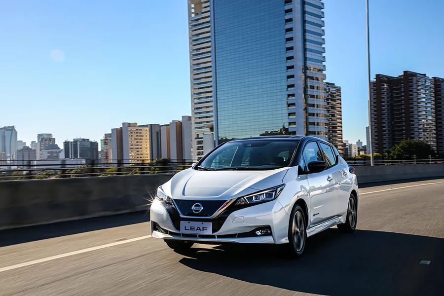 O LEAF estreou em 2013 como o primeiro elétrico vendido no Brasil. Símbolo de inovação, trouxe a eletrificação para o dia a dia e consolidou a visão sustentável da marca.