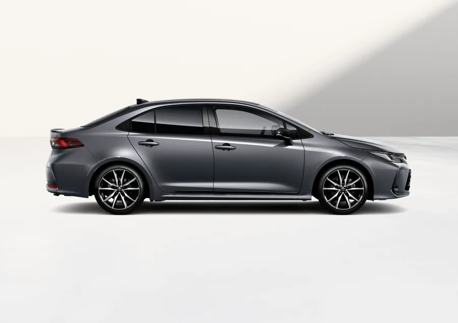 Corolla 2026 aparece com mudanças pontuais que reforçam estilo e mantêm o sedã alinhado às versões europeias mais recentes, chamando atenção pelas novas cores adotadas.