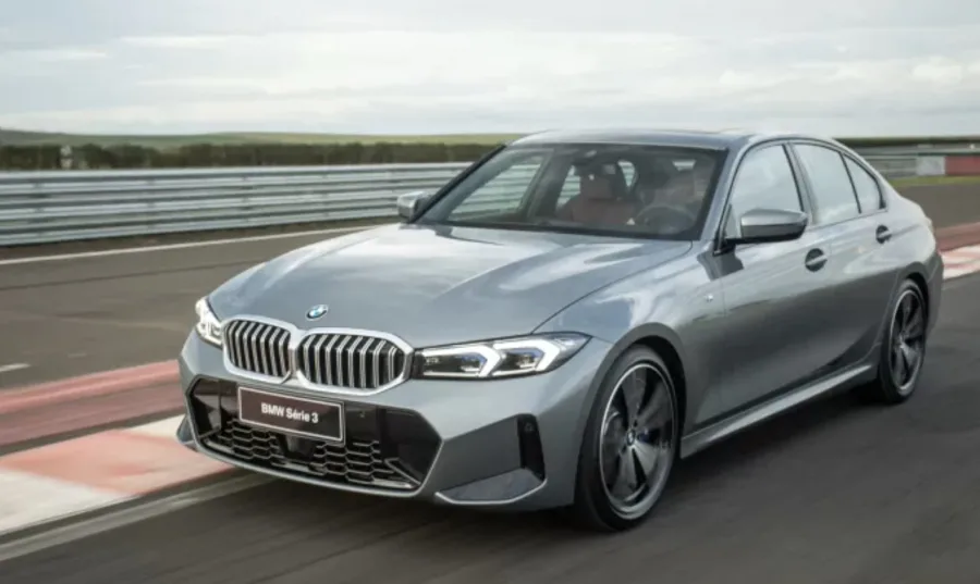 BMW 320i: Fecha a lista com até 13,3 km/l na estrada, mostrando que um sedã premium pode equilibrar desempenho elevado e eficiência.