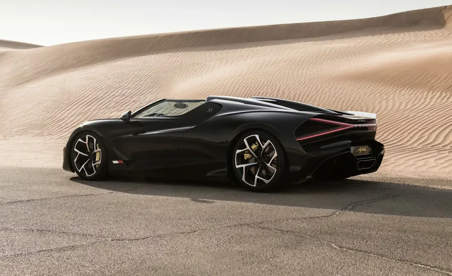 Mesmo brutal, o Mistral surpreende pelo conforto. Suspensão refinada, bancos largos e acabamento artesanal mostram que a Bugatti nunca tratou desempenho como desculpa para abrir mão do luxo.