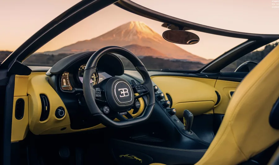 No interior, o Mistral troca telas por mostradores analógicos, couro refinado e fibra de carbono exposta, criando um ambiente focado no som do W16 e na experiência de dirigir.