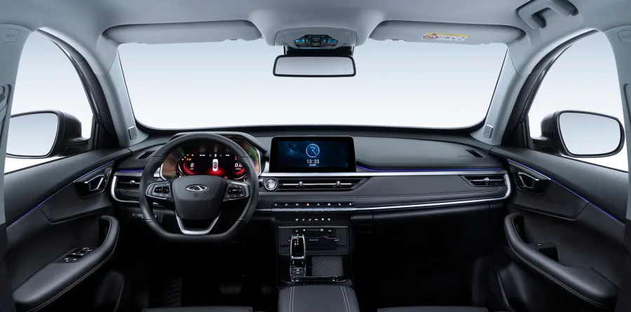 Por dentro, ele foge da moda das telas gigantes: botões físicos, painel fácil e bom acabamento. Isso pesa no trânsito diário.