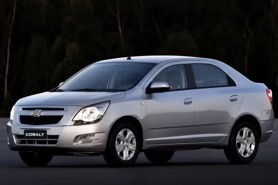 Configuração básica que preserva o grande espaço traseiro do modelo, indicada para quem precisa de sedã funcional e aceita menos equipamentos em troca de robustez.