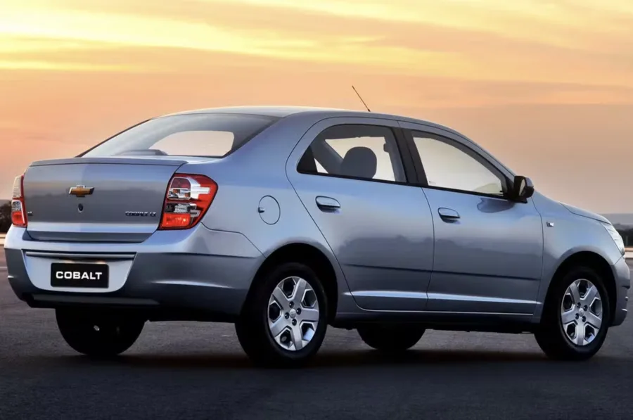 Versão mais simples do Cobalt, foca em espaço interno e porta-malas amplo, com mecânica conhecida e adequada para uso diário urbano e rodoviário sem exigências.