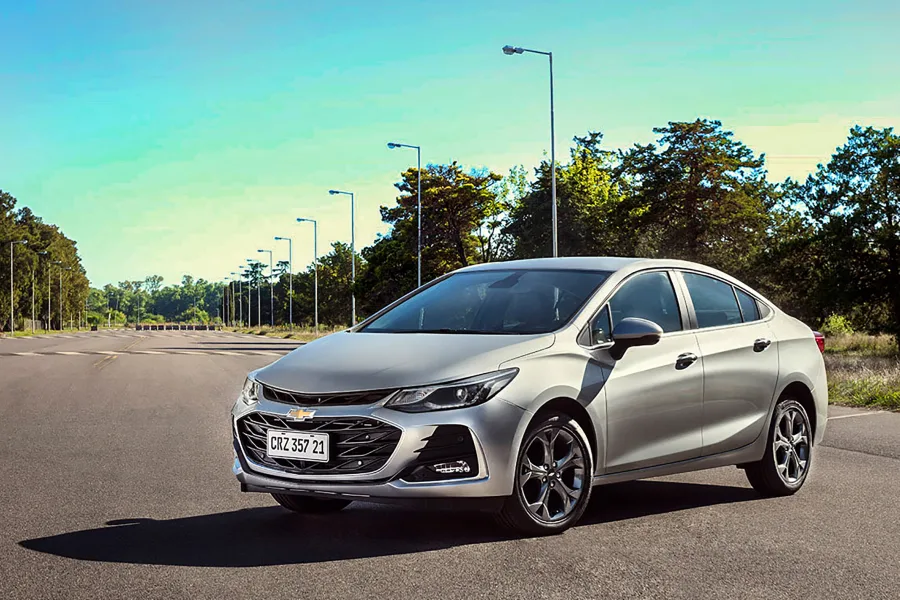O Chevrolet Cruze saiu de linha no Brasil de forma silenciosa, mas definitiva. A decisão apenas oficializa algo que o mercado já mostrava havia anos: o sedã médio perdeu espaço, visibilidade e prioridade.