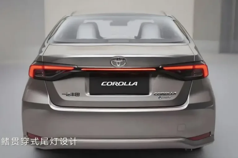 Novo Corolla 2026 é pra quem quer levar mais gente atrás: entre-eixos cresce e corrige velha crítica ao modelo