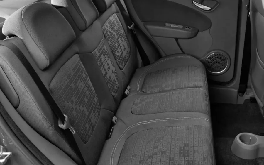 Por dentro, há espaço para cinco ocupantes, porta-malas de 280 litros e conforto básico bem resolvido, suficientes para rotina urbana e viagens ocasionais.