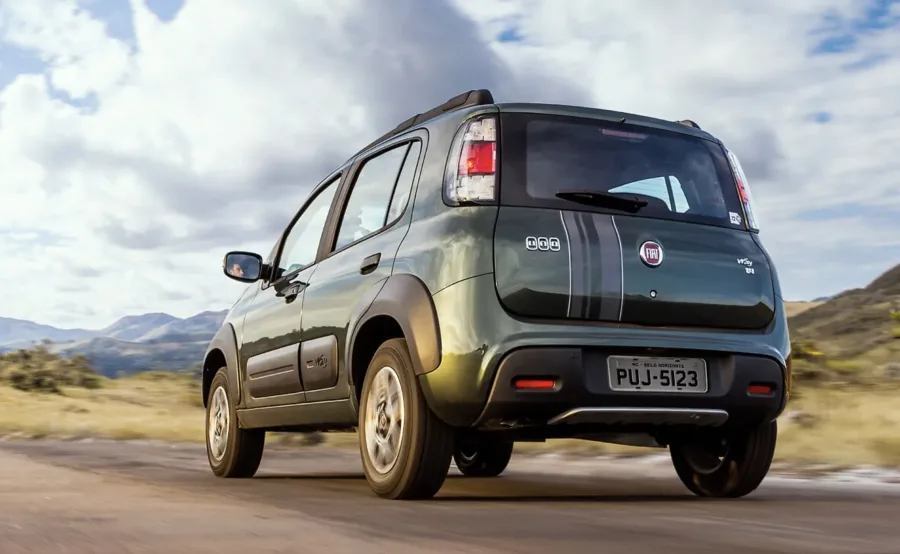 No trânsito urbano, ele mantém consumo médio de 12,3 km/l com gasolina. Não é promessa, é constância. Isso segura o gasto mensal perto de R$ 500. Mas combustível é só parte da conta.