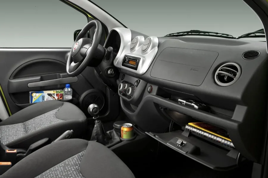 O valor médio na FIPE é de R$ 35.476. Esse número derruba IPVA, seguro e manutenção. Enquanto compactos novos sobem, o Uno fica. Mas rodar barato exige mais que preço baixo.